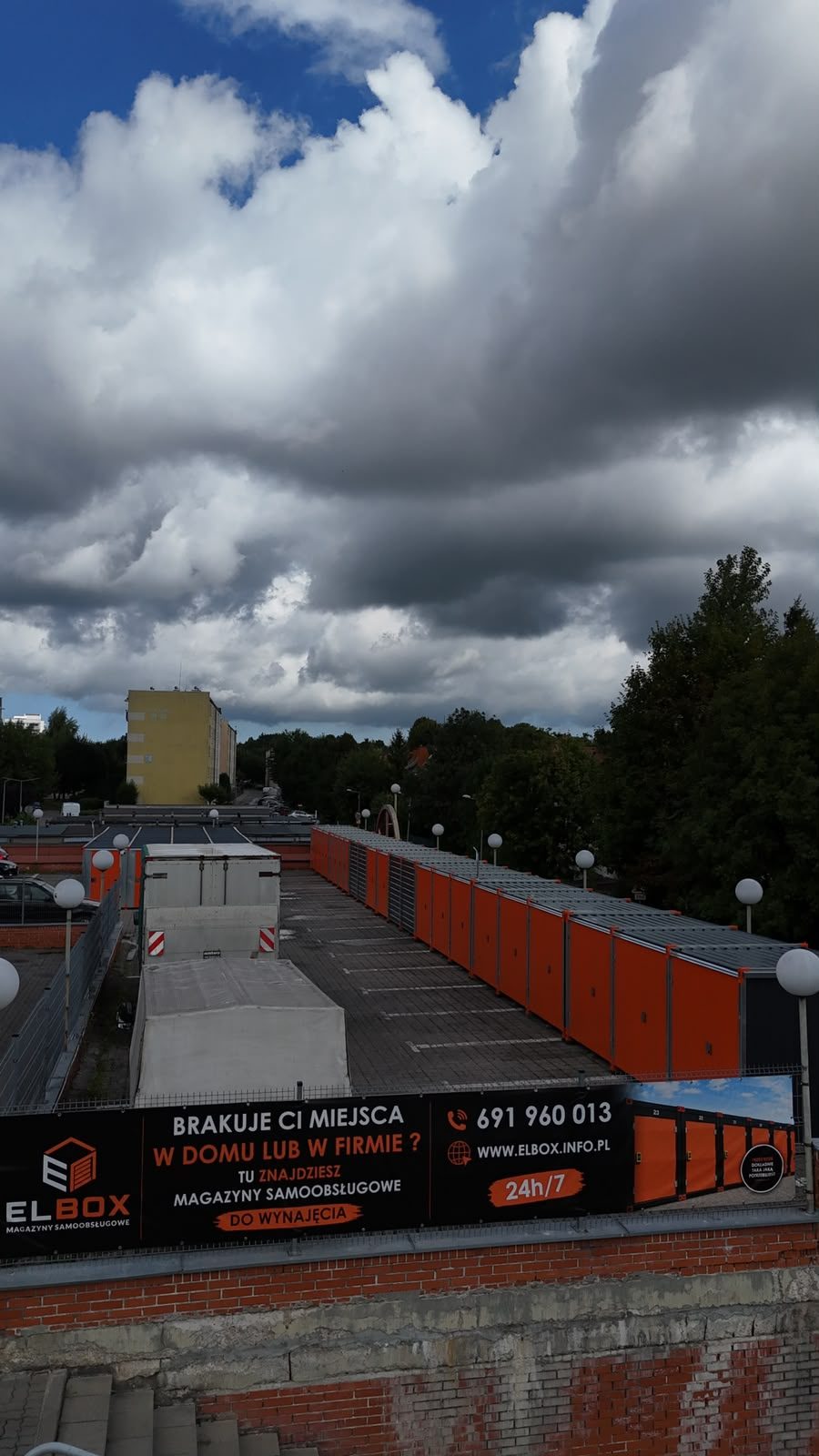 Widok z góry na plac magazynów samoobsługowych ELBOX w Elblągu