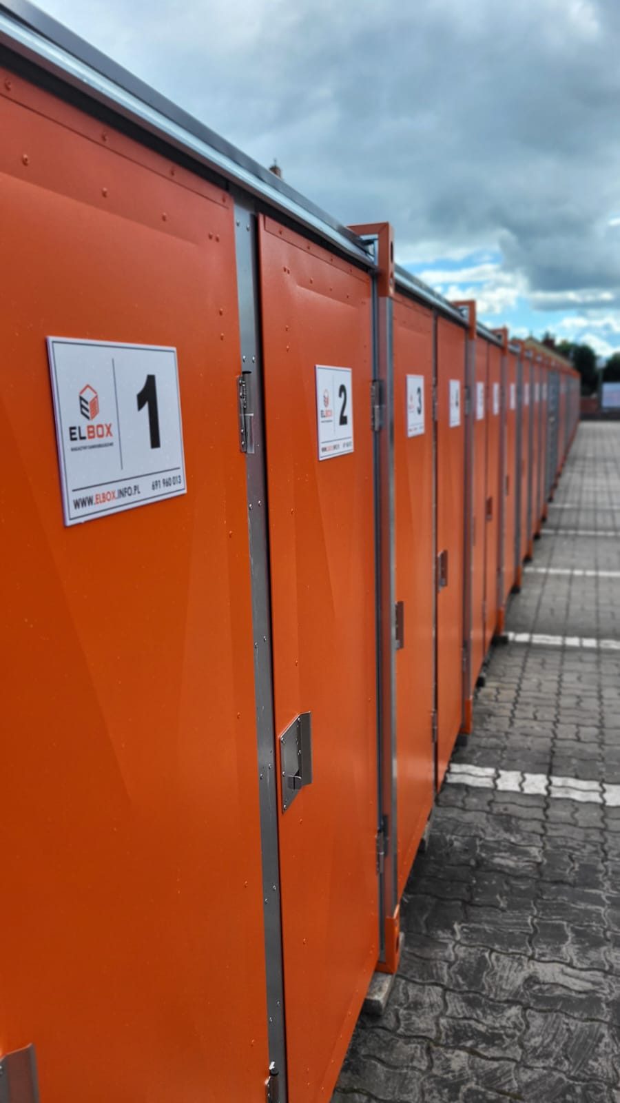 Zbliżenie na oznaczone drzwi boksów magazynowych ELBOX