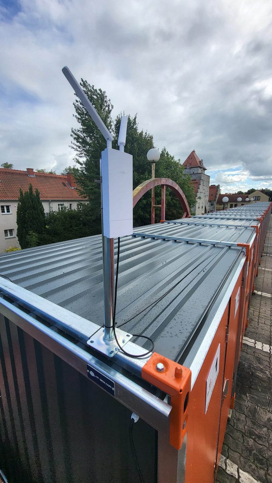 Monitoring i oświetlenie na dachu boksów ELBOX